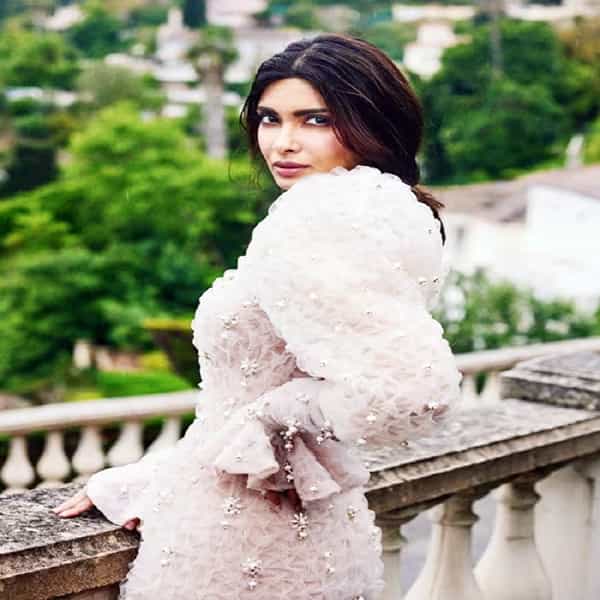 Cannes 2023 मध्ये अभिनेत्री डायना पेन्टी (Diana Penty) हिच्या बोल्ड लूकने अनेकांचं लक्ष वेधलं.. फोटोंमध्ये अभिनेत्री प्रचंड बोल्ड आणि हॉट दिसत आहे.