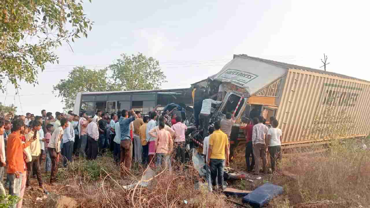 पुण्याहून मेहकरला चालली होती बस, अचानक कंटेनर आडवा आला अन्...