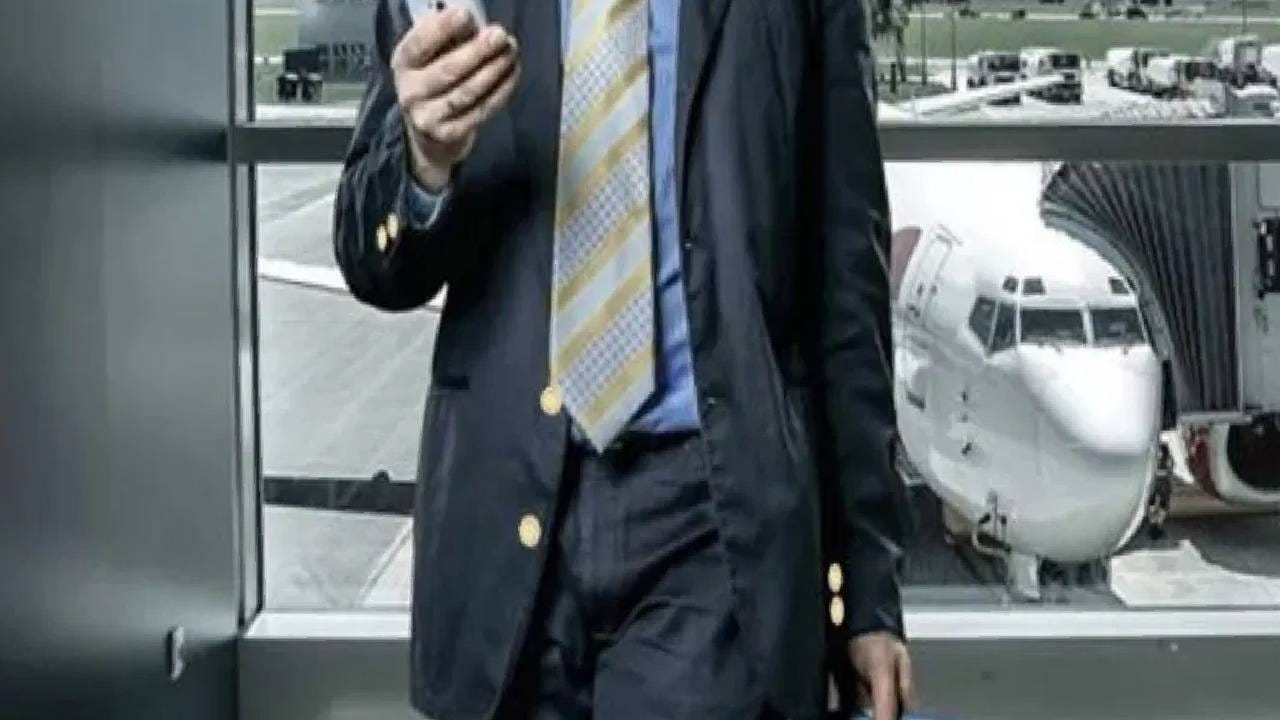 सोना कितना सोना है ! शर्टाच्या बटणात लपवून सोन्याची तस्करी, विमानतळावर झडती घेतल्यावर उघड झाला प्रकार सोना कितना सोना है ! शर्टाच्या बटणात लपवून सोन्याची तस्करी, विमानतळावर झडती घेतल्यावर उघड झाला प्रकार