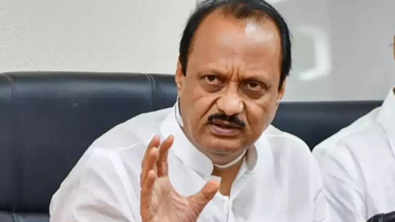 आम्हीच नाही तर भाजपनेही शिंदे गटाला डिवचले, अजित पवार यांनी त्या बॅनरवरुन केला निशाणा आम्हीच नाही तर भाजपनेही शिंदे गटाला डिवचले, अजित पवार यांनी त्या बॅनरवरुन केला निशाणा