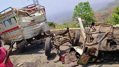 घाटात पिकअपचा भीषण अपघात, नागमोडी वळणावर गाडी पलटली, 3 जणांचा जागीच मृत्यू