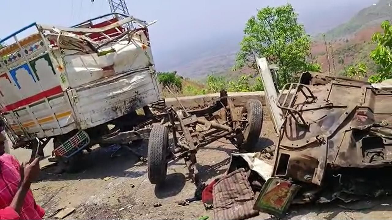 घाटात पिकअपचा भीषण अपघात, नागमोडी वळणावर गाडी पलटली,  3 जणांचा जागीच मृत्यू