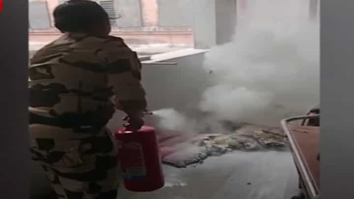 नवजात शिशू कक्षात वेल्डिंगचे काम सुरू असताना बाळाच्या बेडवर पडली ठिणगी अन्... नवजात शिशू कक्षात वेल्डिंगचे काम सुरू असताना बाळाच्या बेडवर पडली ठिणगी अन्...