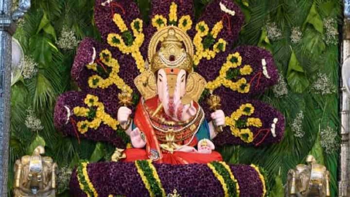 पुण्याच्या दगडूशेठ गणपती मंदिरात शेषनागांच्या प्रतिकृतीची पुष्पसजावट, बघा व्हिडीओ पुण्याच्या दगडूशेठ गणपती मंदिरात शेषनागांच्या प्रतिकृतीची पुष्पसजावट, बघा व्हिडीओ
