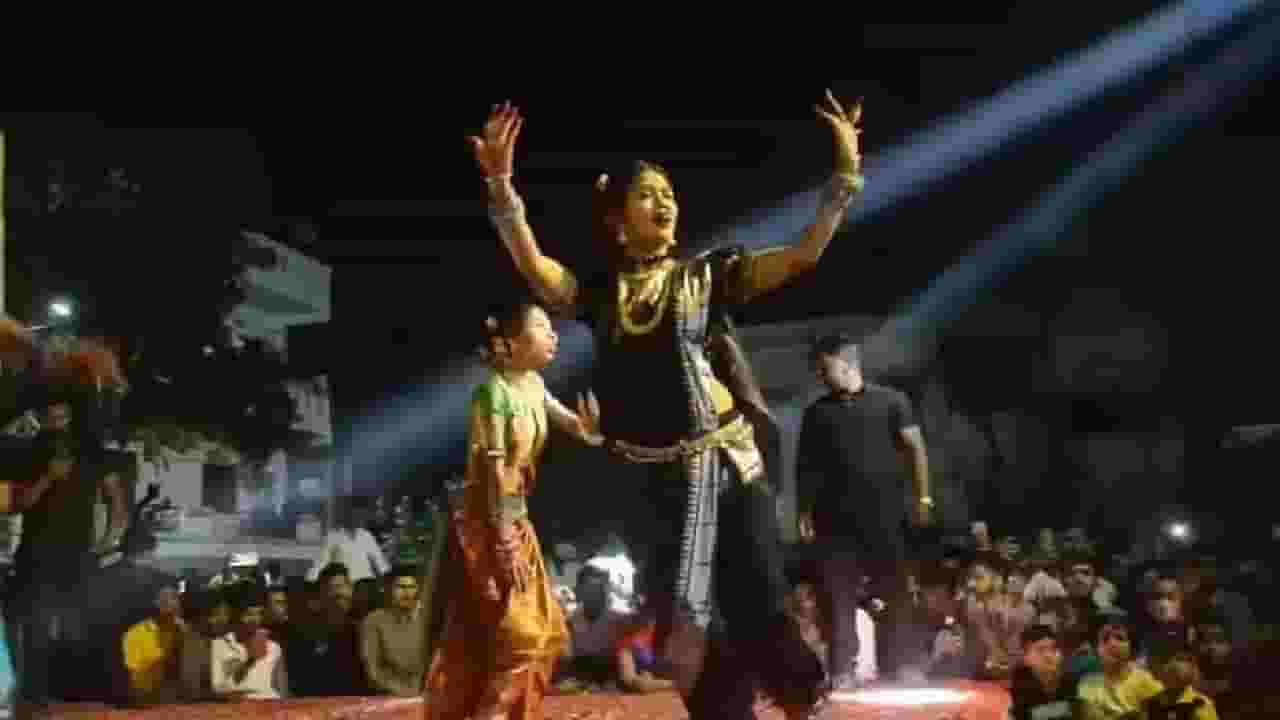 नादखुळा! गौतमी पाटीलच्या अदाकारीने पिंपरी-चिंचवडकर घायाळ, कार्यक्रमात तरुण, तरुणींसोबत लहान मुलेही थिरकले!