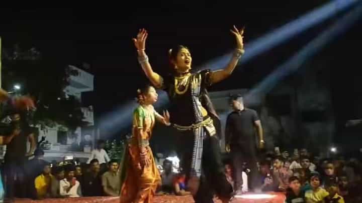 नादखुळा! गौतमी पाटीलच्या अदाकारीने पिंपरी-चिंचवडकर घायाळ, कार्यक्रमात तरुण, तरुणींसोबत लहान मुलेही थिरकले! नादखुळा! गौतमी पाटीलच्या अदाकारीने पिंपरी-चिंचवडकर घायाळ, कार्यक्रमात तरुण, तरुणींसोबत लहान मुलेही थिरकले!