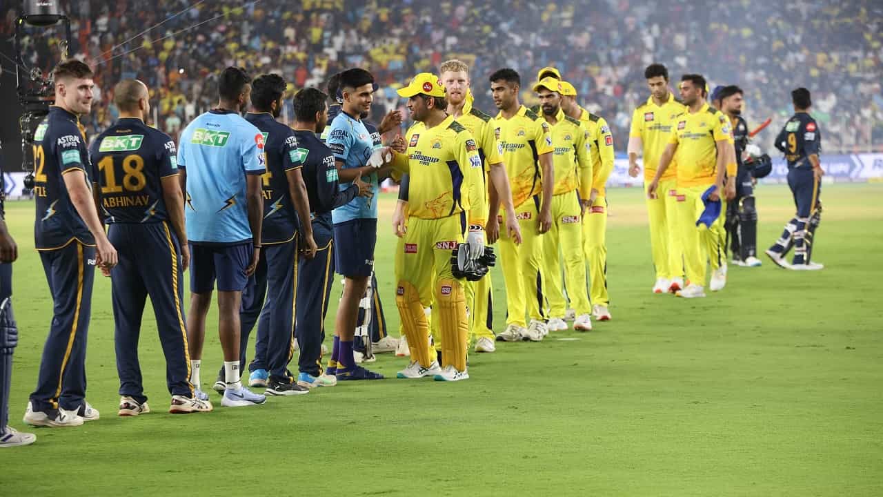 आयपीएल 16 व्या मोसमात मंगळवारी 23 मे रोजी प्लेऑफ फेरीला सुरुवात होत आहे. या प्लेऑफमधील क्वालिफायर 1 सामन्यात गुजरात टायटन्स विरुद्ध चेन्नई सुपर किंग्स आमनेसामने आहेत. चेन्नईची प्लेऑफमधील आकडेवारी आणि कामगिरी ही निश्चितच गुजरातसाठी धडक भरवणारी अशी आहे.