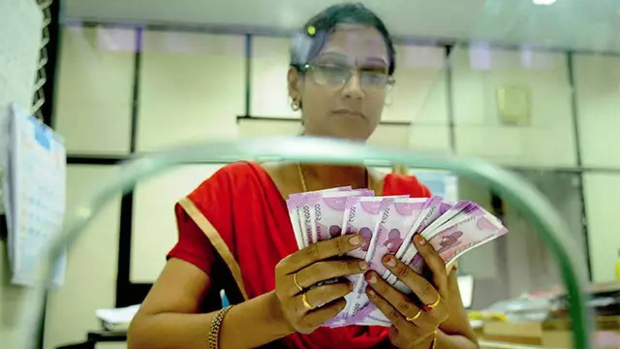 2000 note exchange : बरं ते पोस्टात 2000 रुपयांच्या नोटा बदलवता येतील का, पाव्हणं? नियमाचं काय आहे म्हणणं...