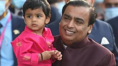 मुकेश अंबानी यांच्या नातवाची जोरदार पूल पार्टी, मित्रांसोबत धमाल करताना दिसला पृथ्वी, पाहा खास फोटो