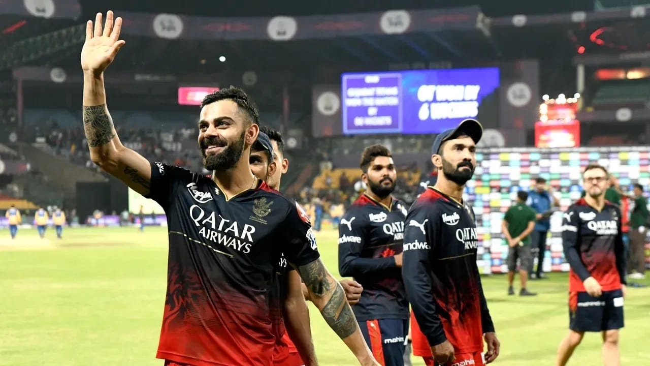 गुजरात टायटन्सने शेवटच्या साखळी फेरीतील सामन्यात पराभूत केलं. यामुळे आरसीबीचं आव्हान संपुष्टात आलं. तसेच आरसीबी चाहत्यांच्या पदरी पुन्हा एकदा निराशा पडली. 