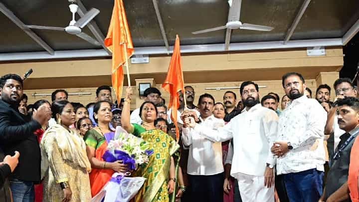 महापालिका निवडणुकीआधीच ठाकरे गटाला शिंदे यांचा दे धक्का? माजी नगरसेविकासह शाखाप्रमुखाला फोडलं महापालिका निवडणुकीआधीच ठाकरे गटाला शिंदे यांचा दे धक्का? माजी नगरसेविकासह शाखाप्रमुखाला फोडलं