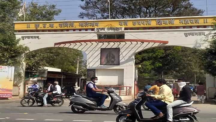 मालेगाव बाजार समितीत 'हमाली'च्या नावाखाली शेतकऱ्यांची लूट; शेंगा विक्रीची जागाही व्यापाऱ्यांनी लाटली मालेगाव बाजार समितीत 'हमाली'च्या नावाखाली शेतकऱ्यांची लूट; शेंगा विक्रीची जागाही व्यापाऱ्यांनी लाटली
