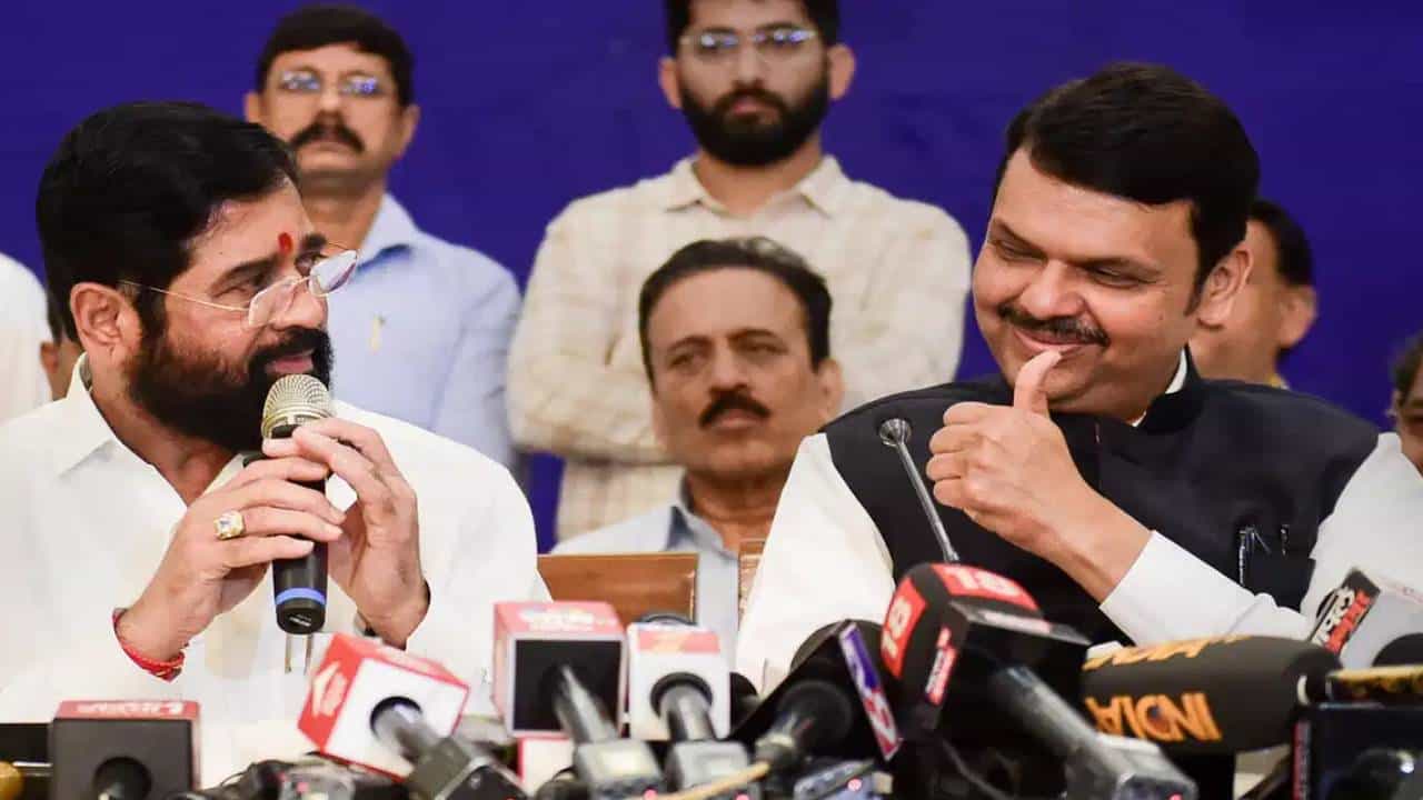 मंत्रिमंडळाच्या विस्तारावर 'या' नेत्याचं मिश्किल भाष्य; म्हणाले, '“कारल्याले कारले येऊ दे ग सूनबाई, मग...”'