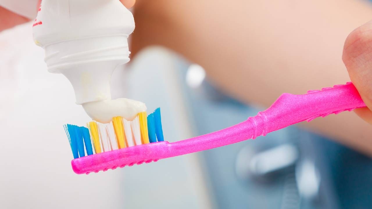 तज्ज्ञांचे म्हणणे आहे की ज्या लोकांच्या कुटुंबात कोणत्याही प्रकारची दातांची समस्या किंवा आरोग्याची समस्या आहे त्यांनी 1 ते 2 महिन्यांच्या आत आपला टूथब्रश बदलला पाहिजे.