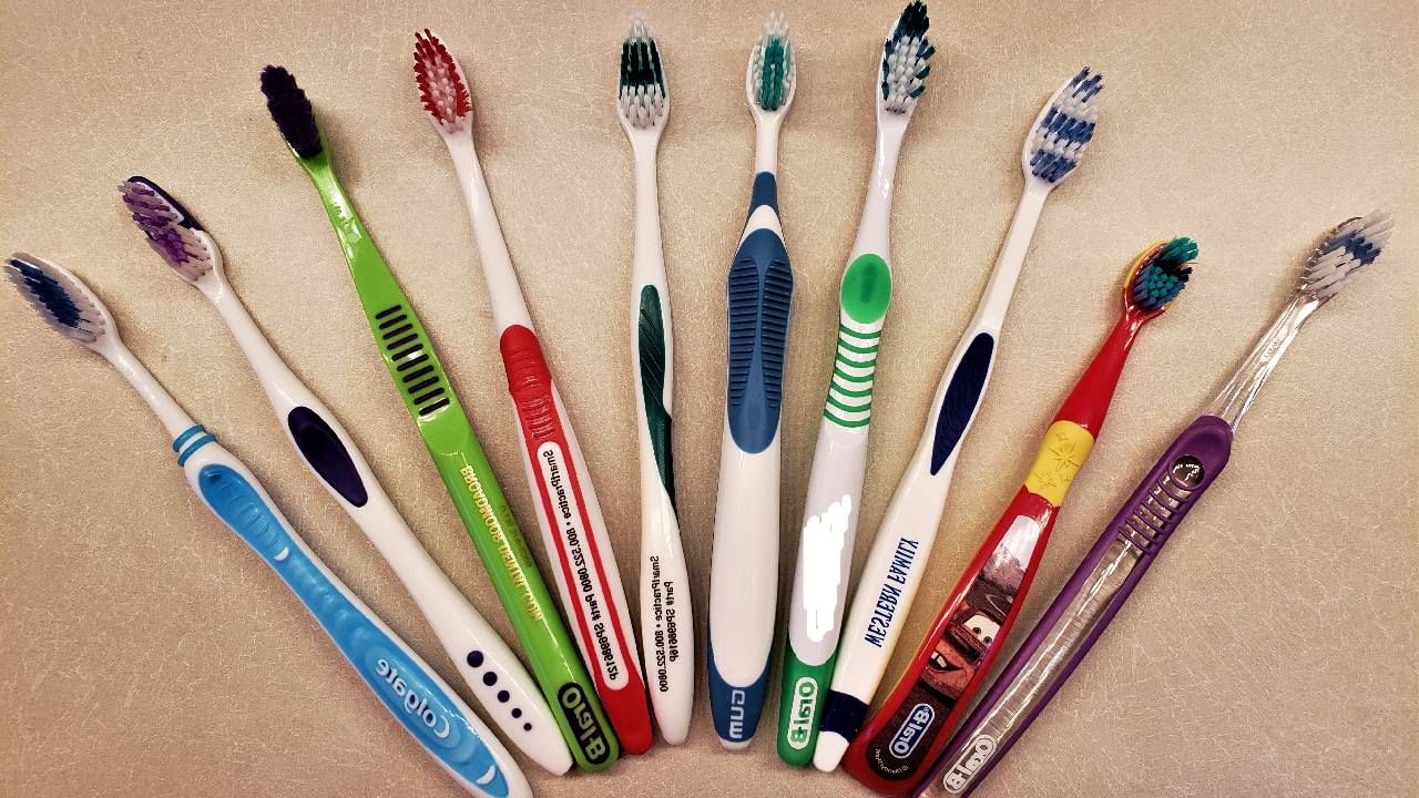 टूथब्रशचे ब्रिस्टल दात स्वच्छ करण्यास आणि सूक्ष्म जीव काढून टाकण्यास मदत करतात. दीर्घकालीन वापरामुळे ब्रिस्टल्समध्ये अशक्तपणा येऊ शकतो, ज्यामुळे ते योग्यरित्या कार्य करू शकत नाहीत. बॅक्टेरियाच्या वाढीमुळे टूथब्रशवर बॅक्टेरिया, विषाणू आणि बुरशी इत्यादींची वाढ होऊ शकते. या जंतूंच्या  वाढीमुळे तोंडात संसर्ग होऊ शकतो.