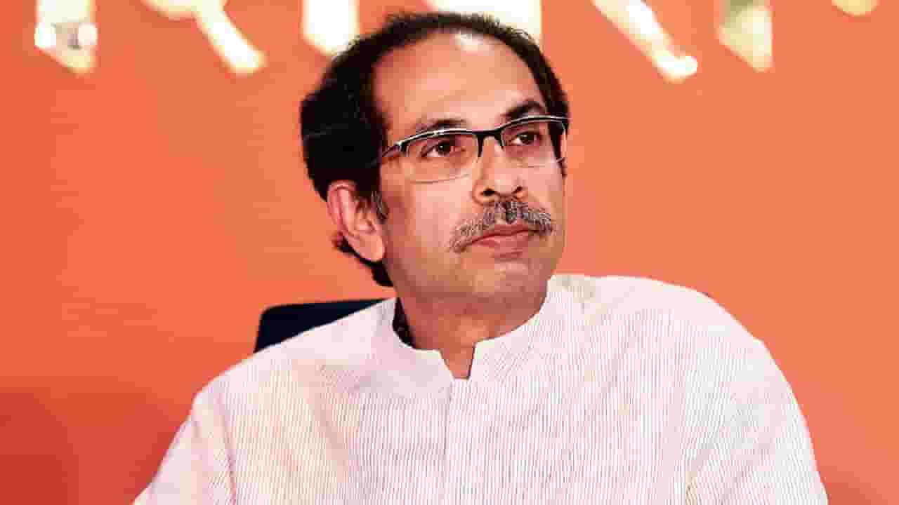 भरधाव डम्परचा आवाज आला, अन् क्षणात उडी मारली म्हणून ठाकरे गटाचा खासदार थोडक्यात बचावला भरधाव डम्परचा आवाज आला, अन् क्षणात उडी मारली म्हणून ठाकरे गटाचा खासदार थोडक्यात बचावला