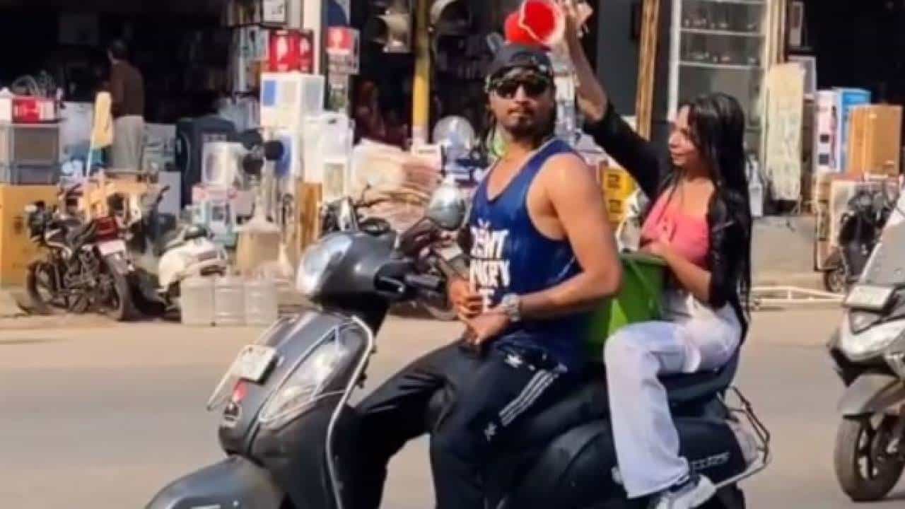 रिल्स बनवणं आलं अंगाशी ! चालत्या गाडीवर अंघोळ करणाऱ्या स्टारचा माफीनामा, म्हणाला...