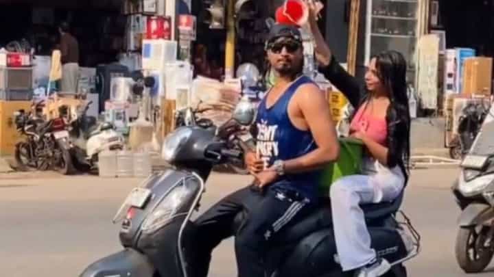रिल्स बनवणं आलं अंगाशी ! चालत्या गाडीवर अंघोळ करणाऱ्या स्टारचा माफीनामा, म्हणाला... रिल्स बनवणं आलं अंगाशी ! चालत्या गाडीवर अंघोळ करणाऱ्या स्टारचा माफीनामा, म्हणाला...