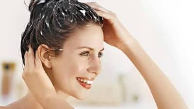 अंघोळीपूर्वी केसांना न विसरता लावा या गोष्टी! फायदेशीर