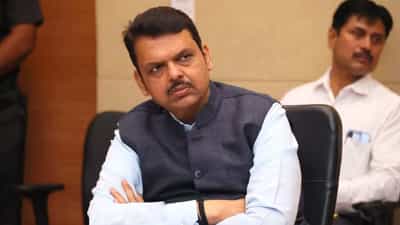 देवेंद्र फडणवीस यांच्यावर गद्दारांची गाडी चालवण्याची वेळी; संजय राऊत यांचा खोचक टोला