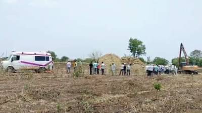 शेतातील कचरा पेटवण्यासाठी शेतकरी गेला, तिथं झालेल्या स्फोटात तीन जण होरपळले