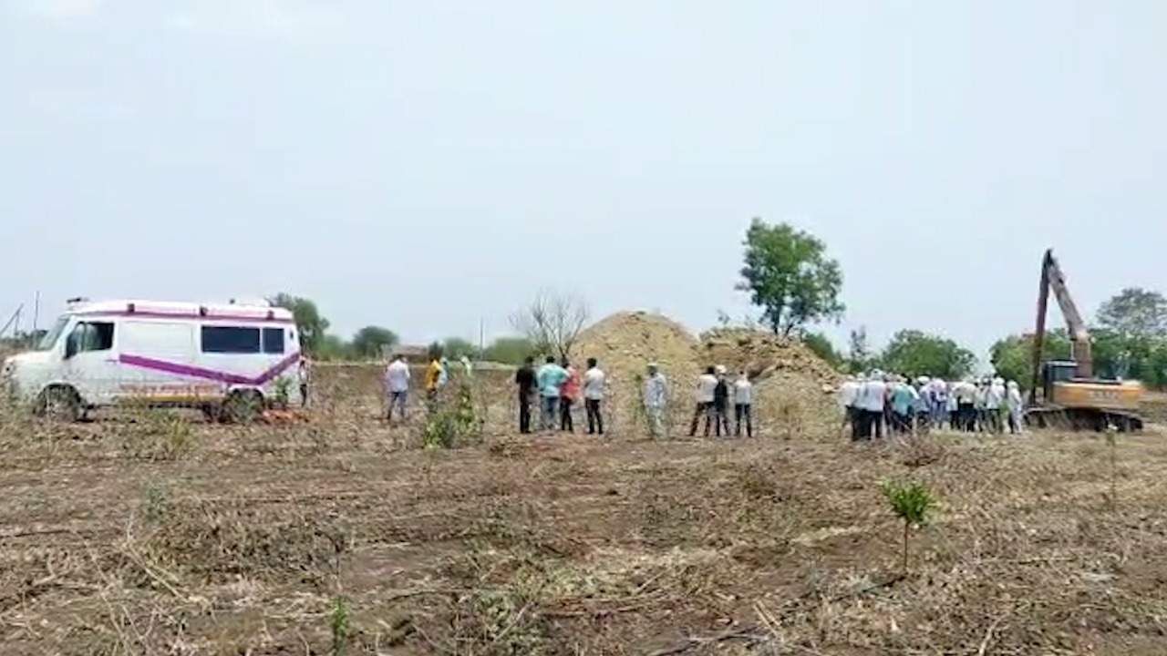 शेतातील कचरा पेटवण्यासाठी शेतकरी गेला, तिथं झालेल्या स्फोटात तीन जण होरपळले