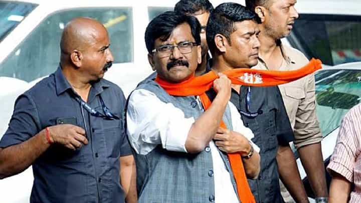 राऊत नाशिकमध्ये आले पण, भुकंप! काही थांबला नाही; नगराध्यक्षासह अख्खी नगरपंचायत शिंदे गटात गेली राऊत नाशिकमध्ये आले पण, भुकंप! काही थांबला नाही; नगराध्यक्षासह अख्खी नगरपंचायत शिंदे गटात गेली