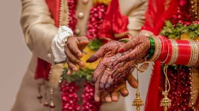 काय रे देवा ! 19 वर्षांची नवरी अन् 60 वर्षांचा नवरा, लग्न रोखण्याचा प्रयत्न करणाऱ्या मुलांना घरातूनच हाकललं !