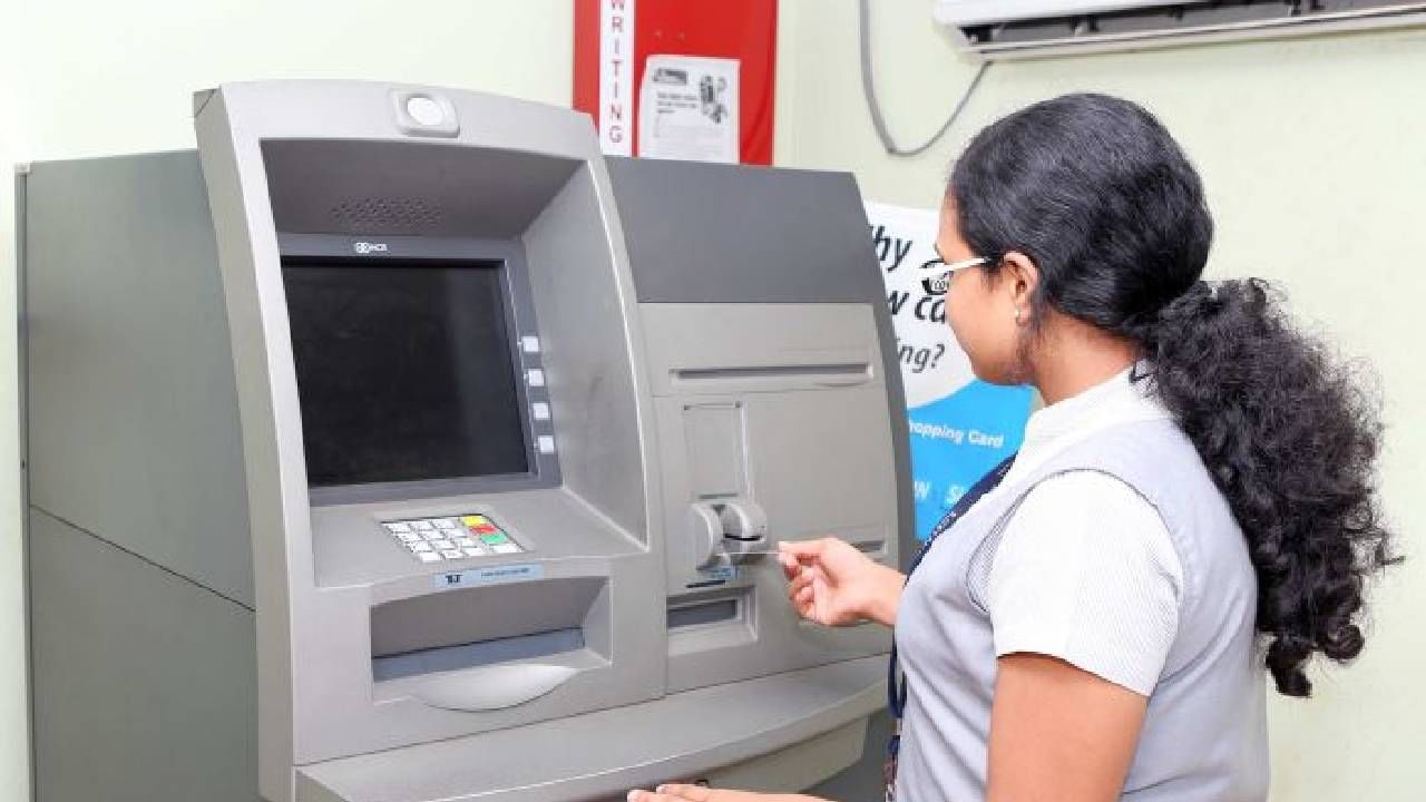 Bank ATM : 'एटीएम'चं अस्तित्वच धोक्यात ! नागरिकांनी पाठ फिरविण्याचे कारण तरी काय