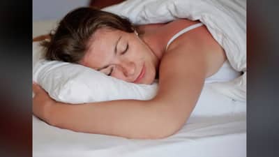 कधीच पोटावर झोपण्याची करू नका चूक, अन्यथा.... पुरूष आणि महिलांमध्ये यांना सर्वात जास्त धोका!