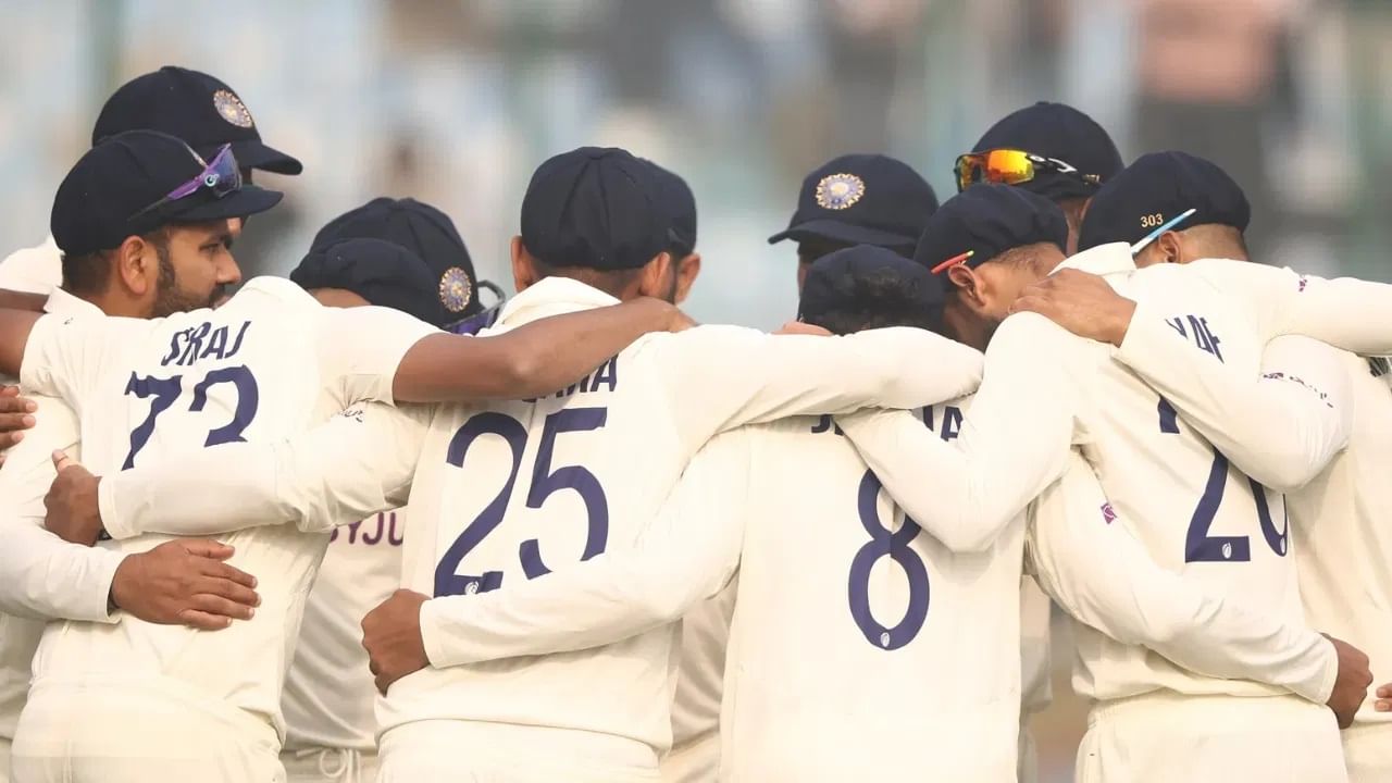 इंग्लंडच्या ओवल मैदानावर वर्ल्ड टेस्ट चॅम्पियनशिपच्या अंतिम फेरीचा सामना 7 जूनपासून सुरू होणार आहे. चॅम्पियनशिपच्या अंतिम सामन्यासाठी टीम इंडिया आणि ऑस्ट्रेलियाची तयारी सुरू आहे. यासाठी टीम इंडियाची पहिली तुकडी इंग्लंडला गेली आहे.