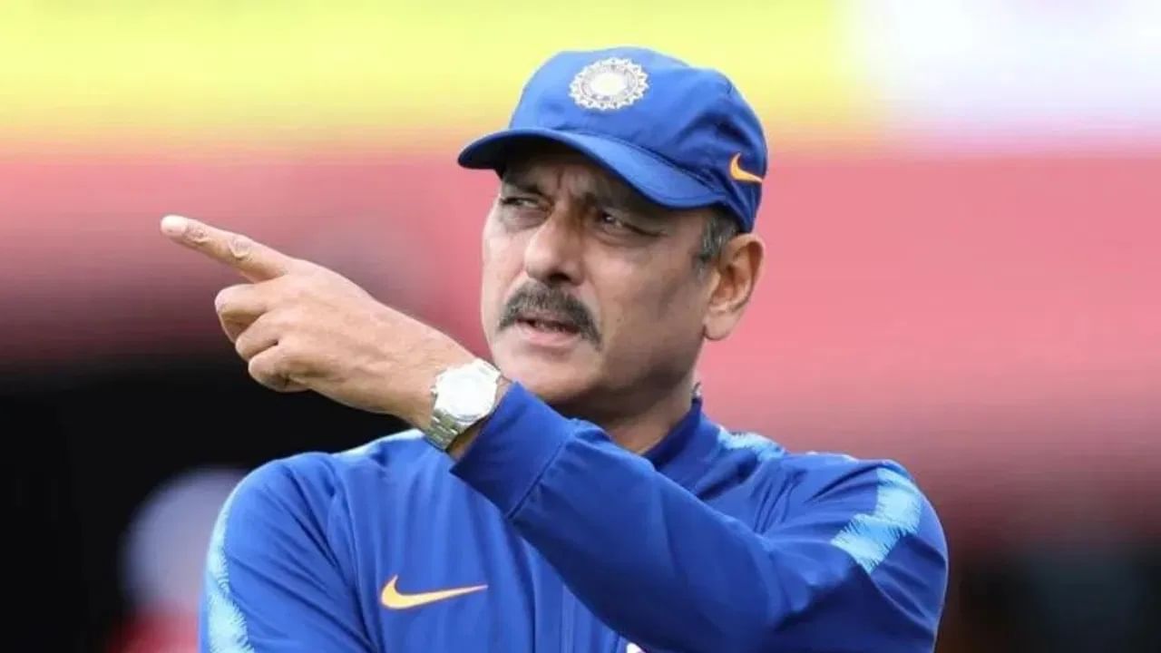 भारताचे माजी मुख्य प्रशिक्षक रवी शास्त्री यांनी टीम इंडियासाठी संभाव्य प्लेइंग इलेव्हनची घोषणा केली आहे. चला जाणून घेऊयात त्यांनी कोणाला स्थान दिलं आहे. 