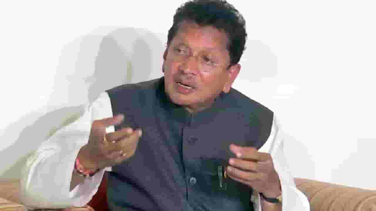 'एक रंग एक गणवेश' धोरणावरून वाद! महिला सदस्याने केसरकर यांना फटकारलं; म्हणाली, '6 महिने अगोदर...' 'एक रंग एक गणवेश' धोरणावरून वाद! महिला सदस्याने केसरकर यांना फटकारलं; म्हणाली, '6 महिने अगोदर...'