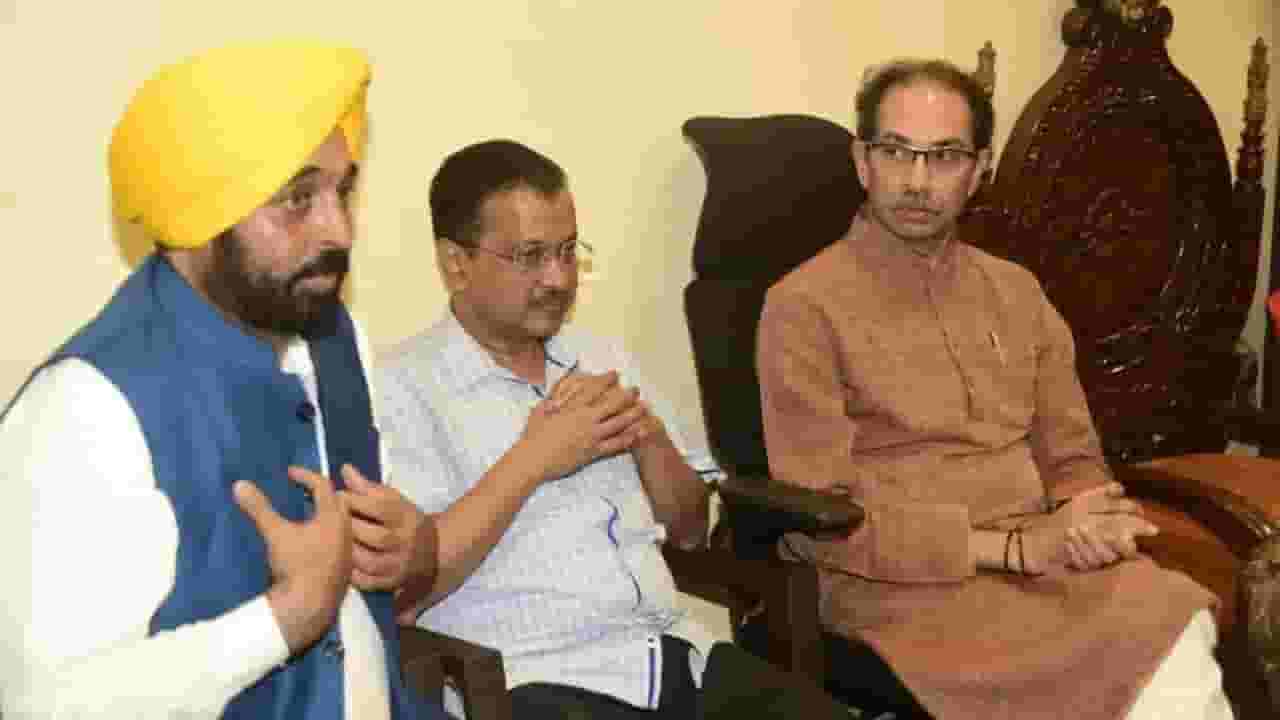 ठाकरे-केजरीवाल भेटीवर फडणवीस यांचं टीकास्त्र; म्हणाले, ठाकरे कुणासोबातही बसायला तयार!