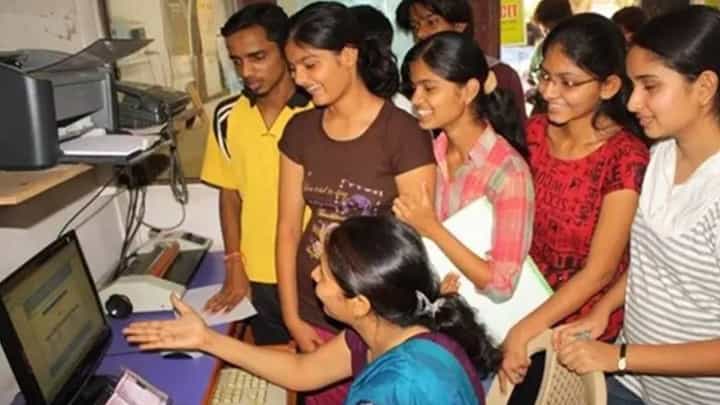 अखेर प्रतीक्षा संपली! HSC चा निकाल आज हातात, केव्हा व कोठे पाहता येणार अखेर प्रतीक्षा संपली! HSC चा निकाल आज हातात, केव्हा व कोठे पाहता येणार
