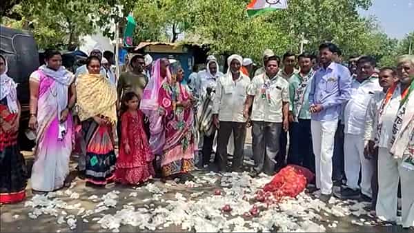 कापूस आणि कांद्याला भाव मिळत नसल्यामुळे शेतकऱ्यांनी संतप्त होत रस्त्यावर कांदा आणि कापूस फेकला