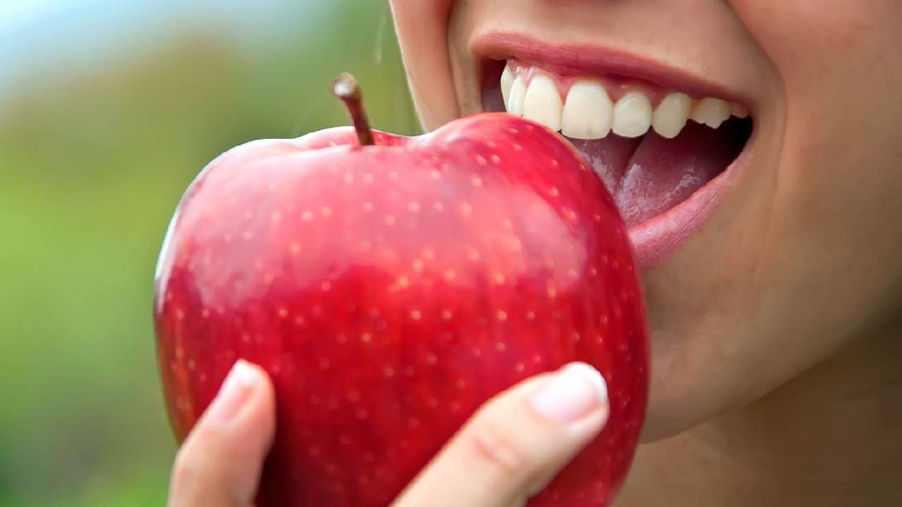 ब्रेकफास्टमध्ये सफरचंद खाण्याचे फायदे तुम्हाला माहित आहेत का? का खावं हे फळ?