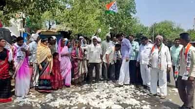 निसर्गही कोपला, सरकार उदासीन? शेतकऱ्यांनी आपला मालच रस्त्यावर फेकला, कुठ केला निषेध?