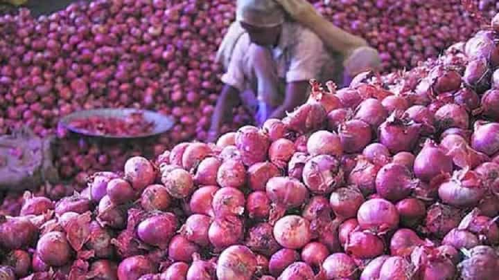 खुलताबाद सुलतानपूरच्या शेतकऱ्याचा सय्यमाचा बांध फुटला; शेतकऱ्याने केलं अस काही की सगळा कांदा... खुलताबाद सुलतानपूरच्या शेतकऱ्याचा सय्यमाचा बांध फुटला; शेतकऱ्याने केलं अस काही की सगळा कांदा...