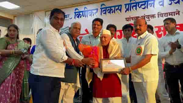 १०० वर्षांच्या तरुणाला उड्या मारताना पाहीलं का?, सत्कार समारंभात लगावले ठुमके