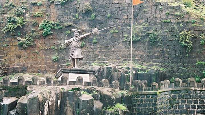 पन्हाळ गडावर बंदची हाक? पर्यटकांना बंदी? पोलीसांचा फौजफाटा ही तैनात; कारण काय? पन्हाळ गडावर बंदची हाक? पर्यटकांना बंदी? पोलीसांचा फौजफाटा ही तैनात; कारण काय?