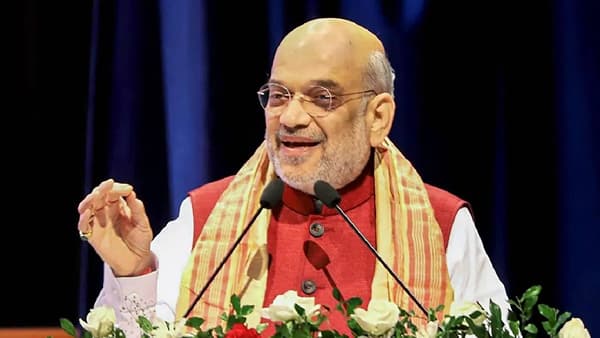 अमित शहा त्यांना जोड्यासमोरही उभे करत नाही, शिवसेना नेत्याची जहरी टीका