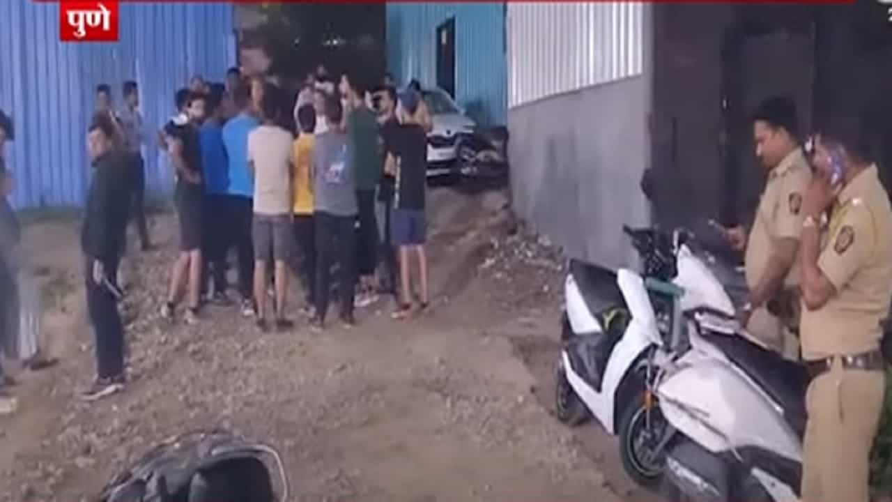 पुणे शहरात कोयता गँगचा पुन्हा दहशत, कारसह दुचाकींची तोडफोड अन्... पुणे शहरात कोयता गँगचा पुन्हा दहशत, कारसह दुचाकींची तोडफोड अन्...