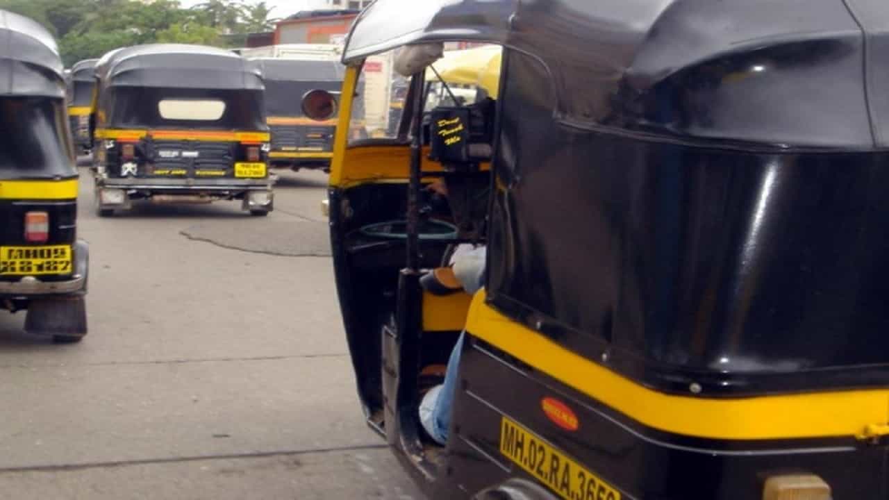 कुणी कुणाला मारहाण केली हेचं कळेना, पाहणारे रिक्षा चालक सुध्दा...