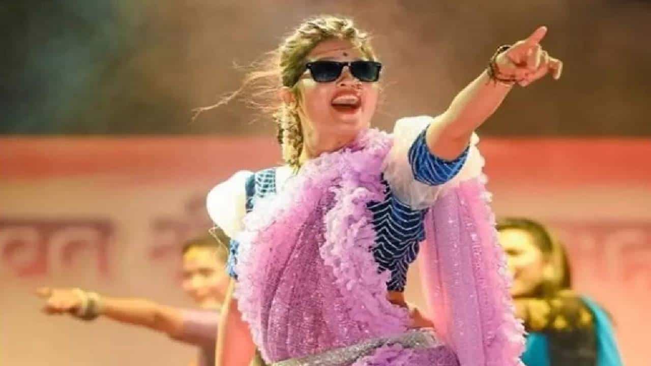 'गौतमी पाटील गरीब परिस्थितीतून वर आली, तिचं करियर...', बड्या नेत्यानं कौतुक करत दिला पाठिंबा 'गौतमी पाटील गरीब परिस्थितीतून वर आली, तिचं करियर...', बड्या नेत्यानं कौतुक करत दिला पाठिंबा