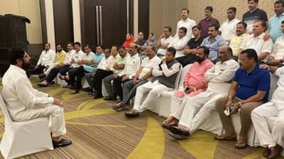 Maharashtra Politics : ‘त्या’ 16 आमदारांच्या मुद्द्यावर पवार यांचे संकेत, एका वाक्यातच प्रश्न काढला निकाली; पहा काय म्हणाले