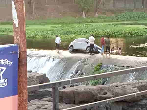 Video : पुणेकरानों असू करु नका, हा स्टंट जीवावर बेतणार
