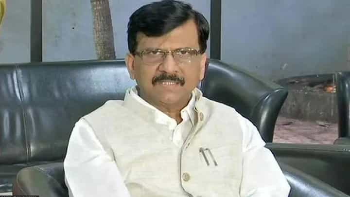 शिंदे यांच्या शिवसेनेला पक्ष बदलण्याची चटक, संजय राऊत यांचा घणाघात शिंदे यांच्या शिवसेनेला पक्ष बदलण्याची चटक, संजय राऊत यांचा घणाघात