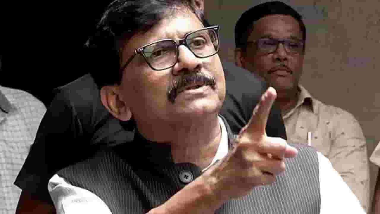 शिंदे-फडणवीस माफी मागा, अन्यथा..., वारकऱ्यांवरील लाठीचार्जवरून संजय राऊत यांचा घणाघात शिंदे-फडणवीस माफी मागा, अन्यथा..., वारकऱ्यांवरील लाठीचार्जवरून संजय राऊत यांचा घणाघात