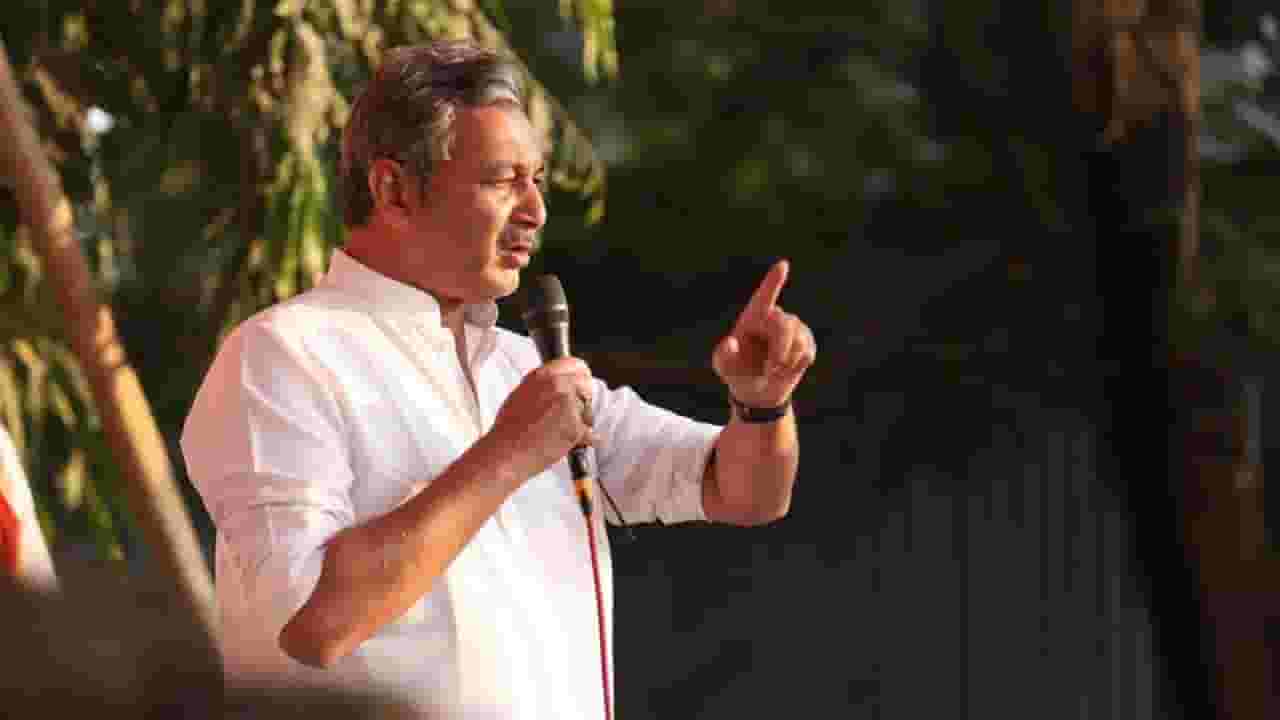 'तोपर्यंत मी गडाच्या खाली येणार नाही', शिवभक्तांना छ्त्रपती संभाजीराजे यांचे असे का म्हणाले? 'तोपर्यंत मी गडाच्या खाली येणार नाही', शिवभक्तांना छ्त्रपती संभाजीराजे यांचे असे का म्हणाले?